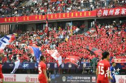 英雄联盟总决赛门票-篮球比赛观众席热闹非凡，球迷热情高涨！