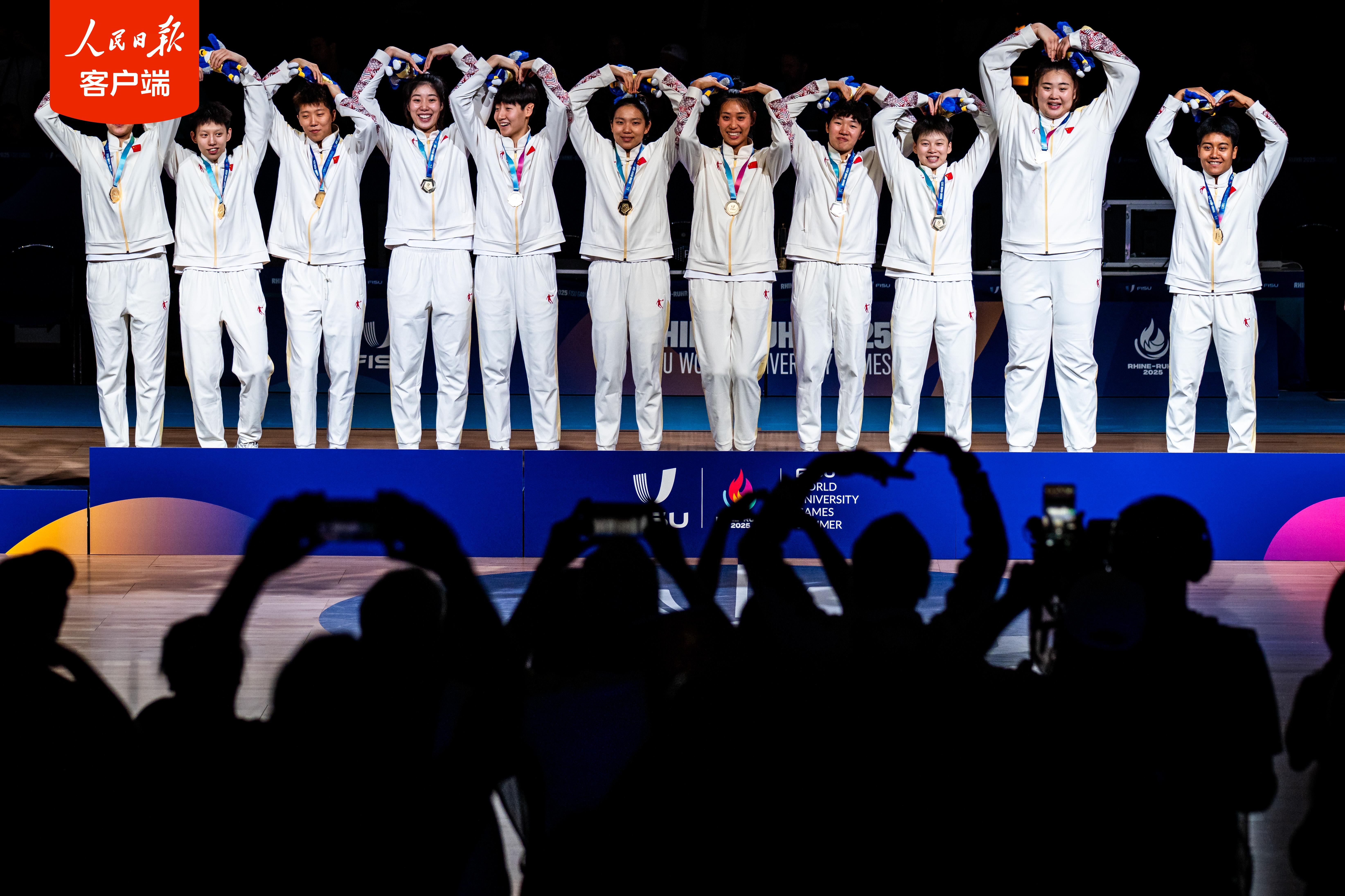 美国队与中国队在比赛中激烈碰撞 美国队与中国队在比赛中激烈碰撞