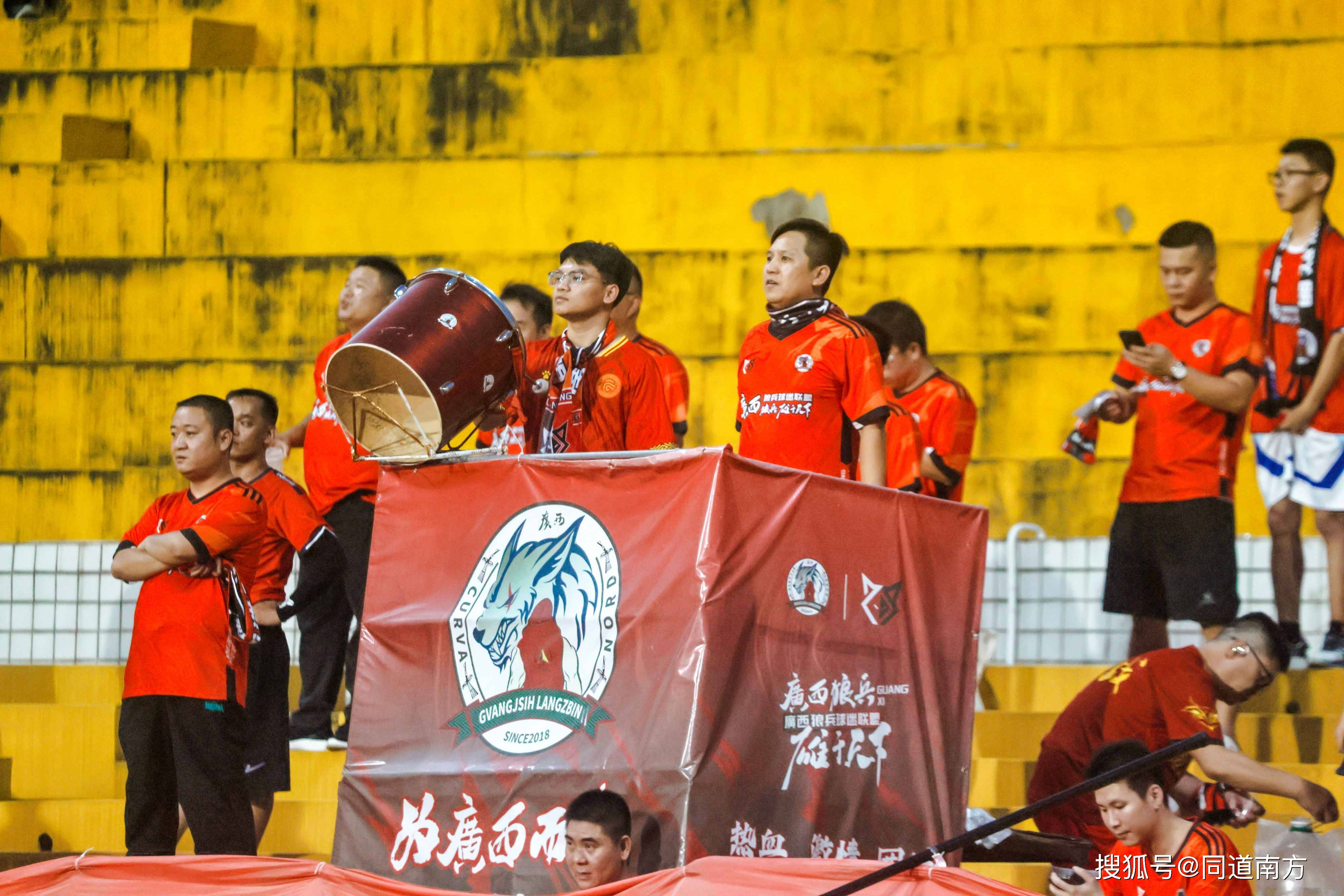 球队主场氛围热烈，球迷助威声不断的简单介绍