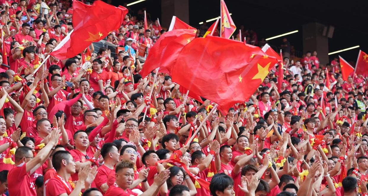 球队主场氛围热烈，球迷助威声不断的简单介绍