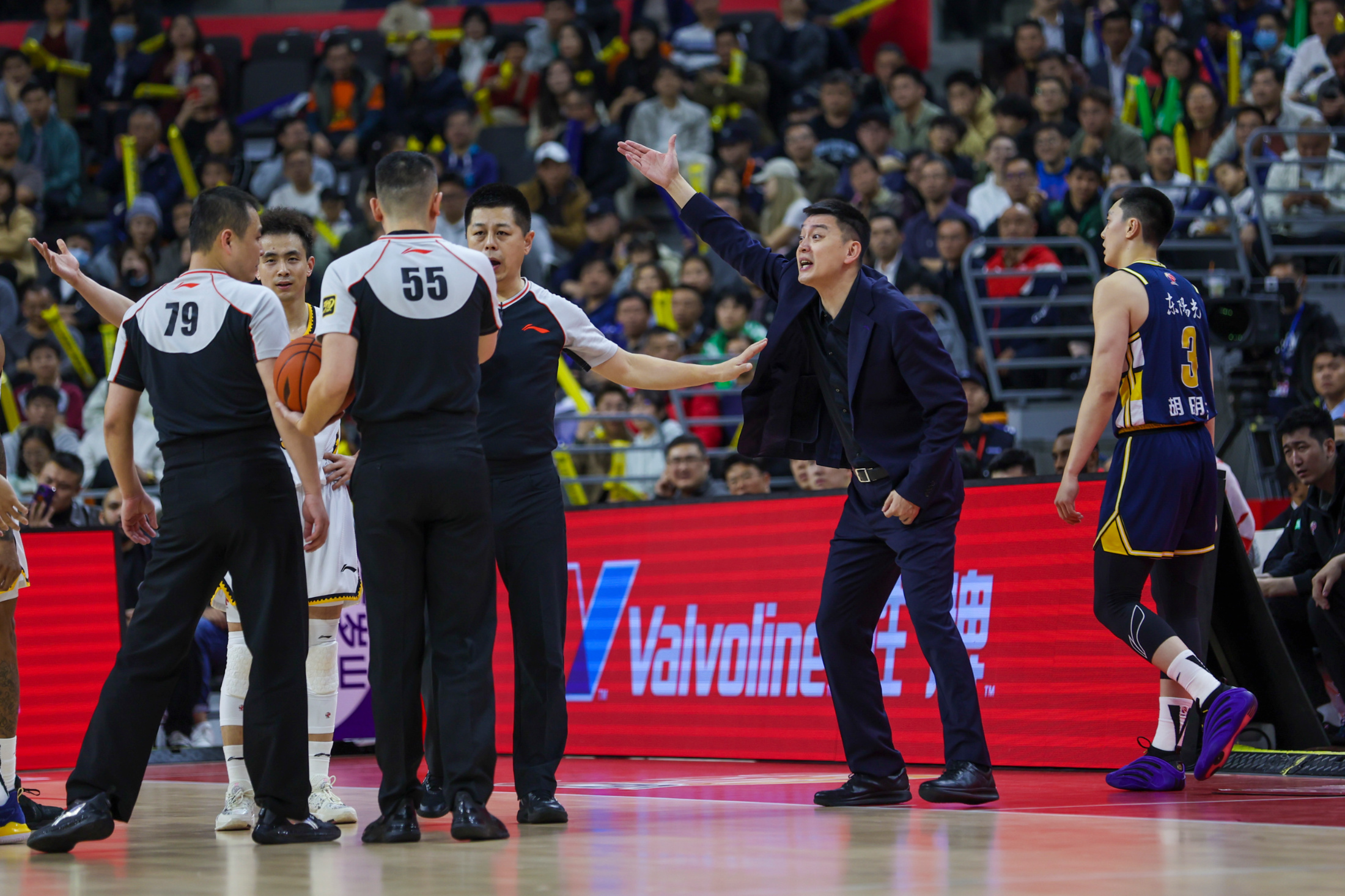 吉林队完胜深圳队，王哲林扛起全队