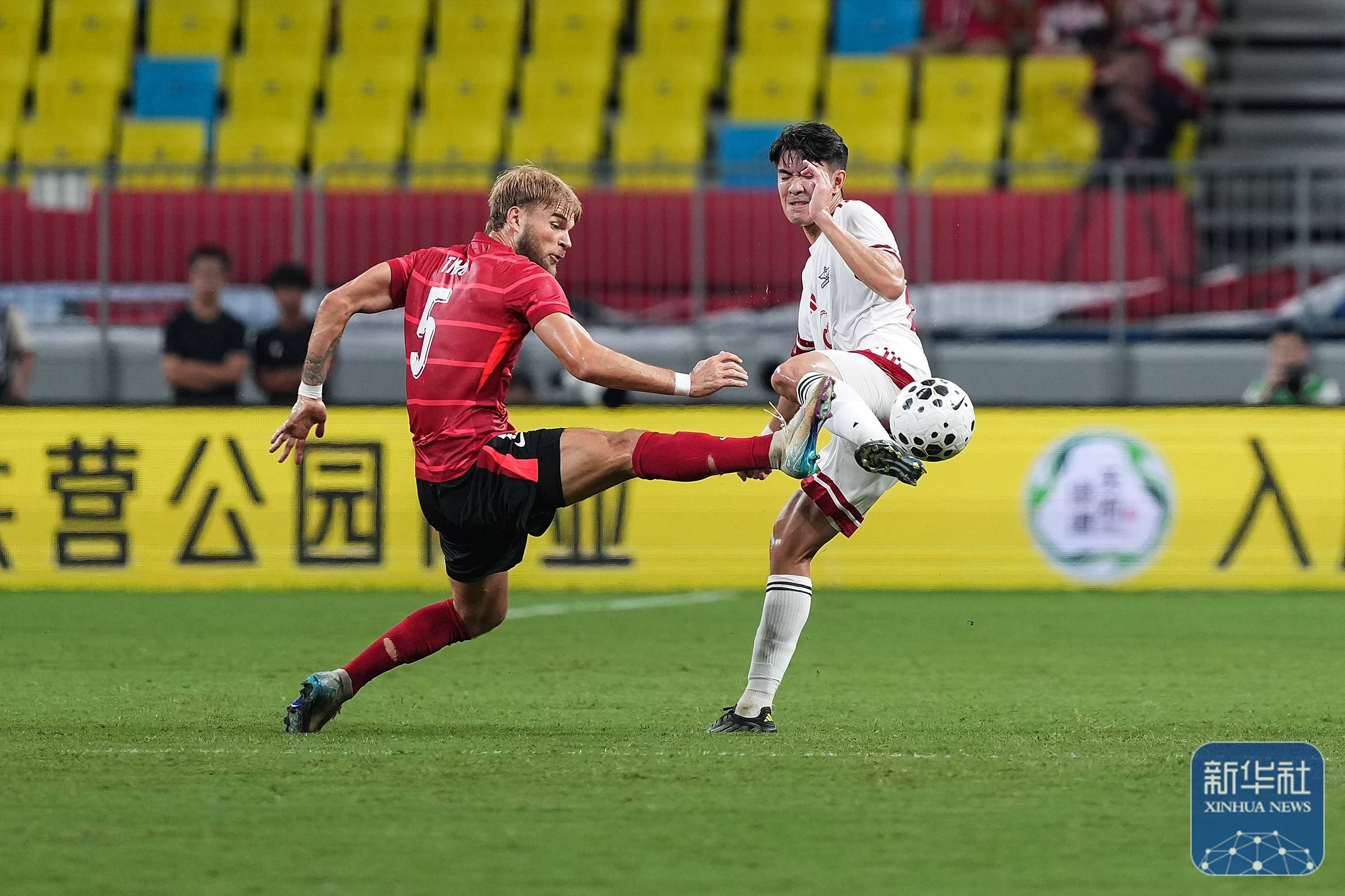 曼联队在比赛中获得惊险胜利，晋级下一轮