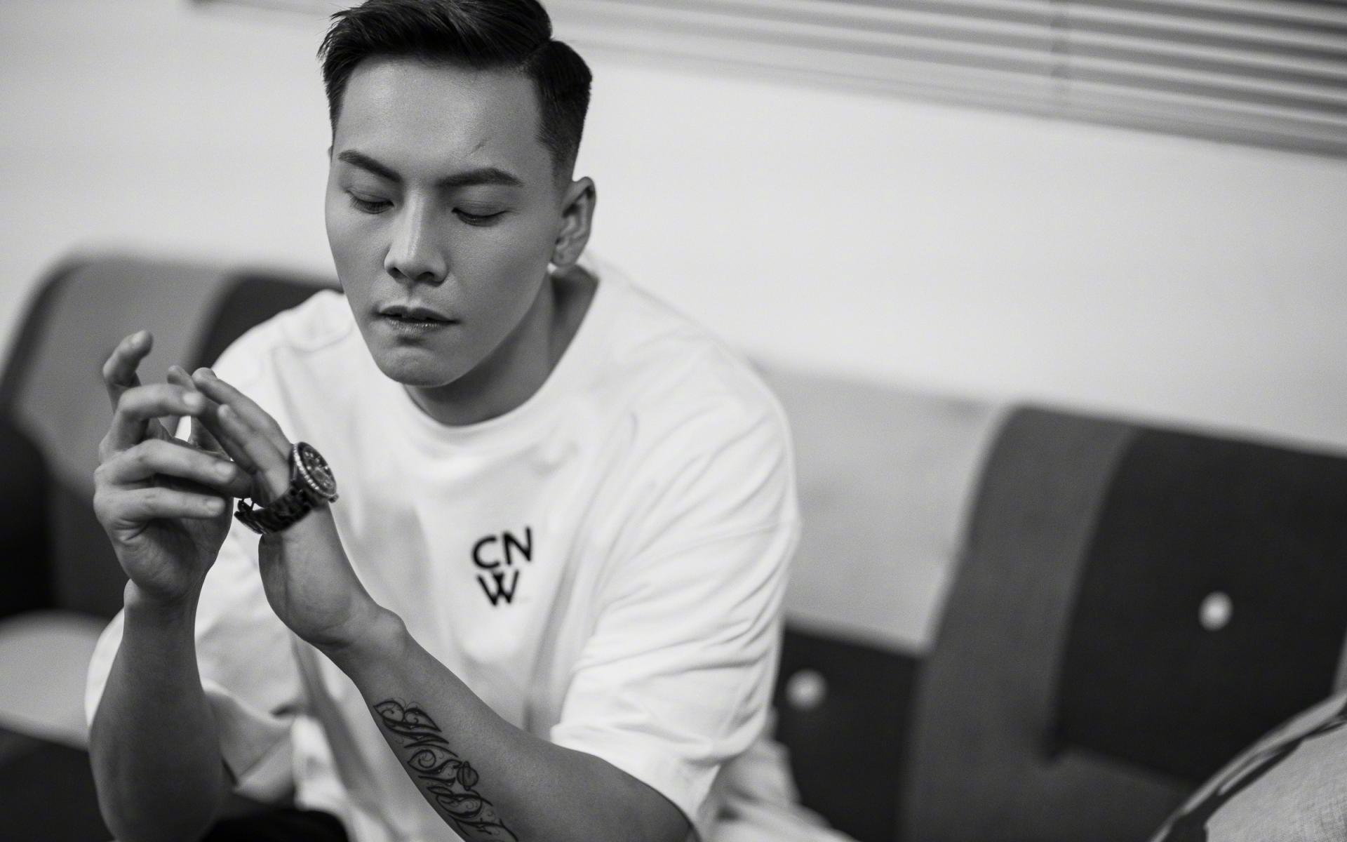 这是一篇为您定制的文章,结合了您提供的所有关键元素。为了突出唯一性和故事的张力,我将这场比赛置于一个假设但极具戏剧性的背景之下